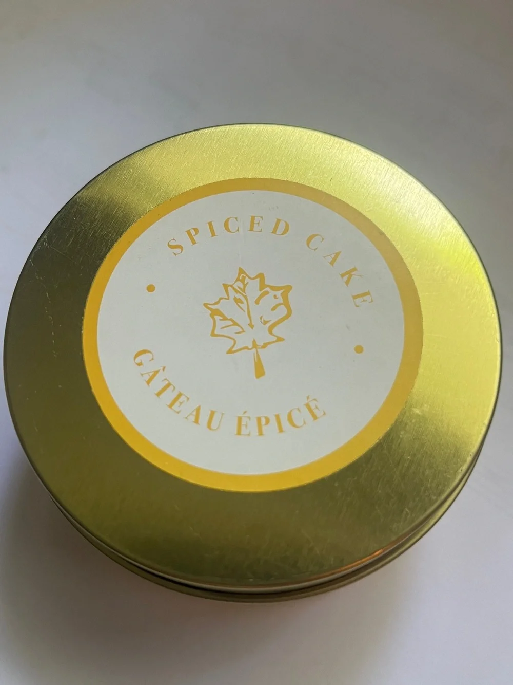 Pier 1 Spiced Cake Travel Tin Candle 3.17 oz Gold Tone Yellow NOS New NWOT 15 Hr